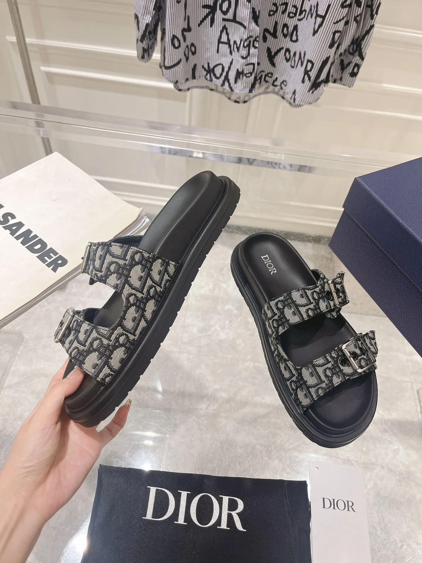 👟👟Ex-factory price 420👟👟 #Men's top version 𝐃𝐈𝐎𝐑# Dior's new men's summer slippers 🔥Purchase the original development Alias ​​sandals are new products in 2024. They are a leisurely and exquisite work. The upper is made of imported denim ➕ calfskin 🔥 Original molded rubber outsole provides the best comfort 🔥 ✔️Size: #38-46